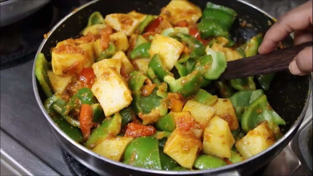 aloo shimla mirch ki sabzi recipe in hindi
