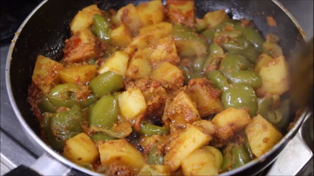 aloo aur shimla mirch ki sabji banane ki vidhi