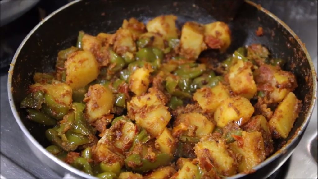 alu aur shimla mirch ki sabji banane ki recipe